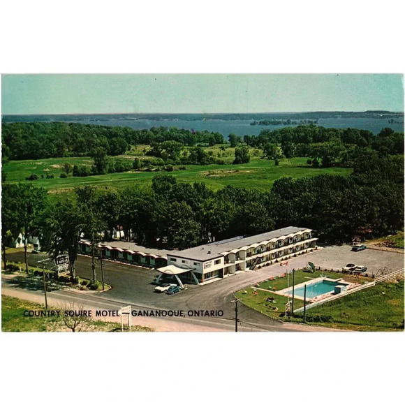 Country Squire Motel 1000 Islands, Gananoque, Ontario, Canada Postcard - Picture 1 of 2